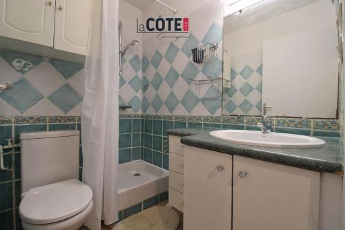 a bathroom with a toilet and a sink at Fidji bis in Sausset-les-Pins