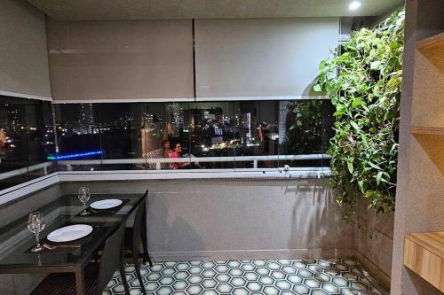 a restaurant with a view of a city skyline at Apartamento de luxo no centro in Belém