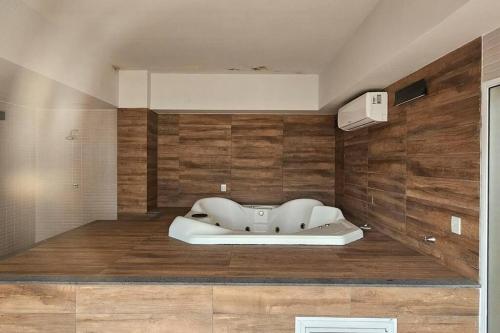 a room with a bathtub in the middle of a room at Apartamento de luxo no centro in Belém