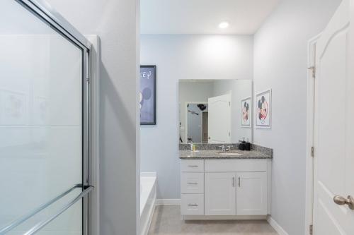 Bilik mandi di Spacious Home with Private Pool SPA Game Room
