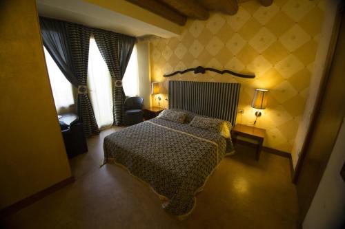 ヴェローナにあるカサ マニャーニのベッドルーム1室(ベッド1台、窓2つ付)