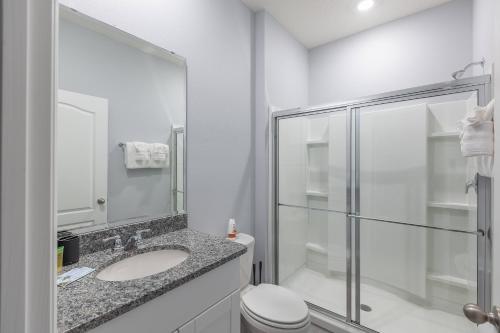 Bilik mandi di Spacious Home with Private Pool SPA Game Room