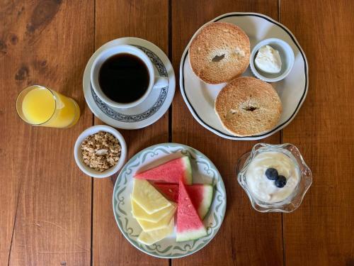 - une table avec des assiettes de nourriture et une tasse de café dans l'établissement Auberge Les Sources, à La Malbaie