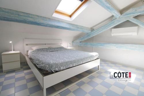 - une chambre avec un lit et un plafond voûté dans l'établissement Villa La Largado - 8 couchages, à Sausset-les-Pins