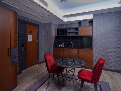 Η κουζίνα ή μικρή κουζίνα στο Nova Vista Deluxe & Suites a Member of Radisson Individuals