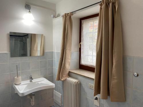 a bathroom with a sink and a window at Casa di Alvise in Lauco