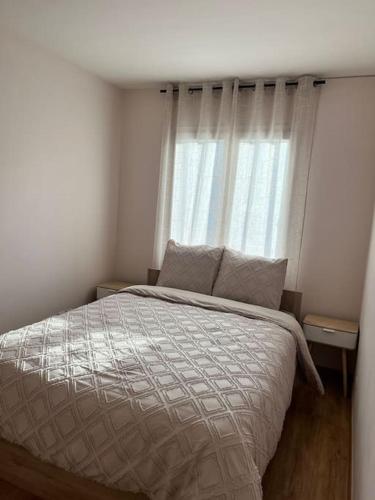 une chambre avec un lit et une fenêtre dans l'établissement Superbe Appartement tout équipé, Le nid d'Eva à Metz Gare, Parking privé, Balcon, F2, 50m2, 3p, à Metz