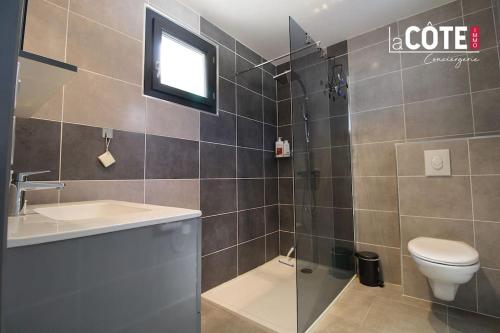 een badkamer met een toilet, een wastafel en een raam bij Villa Maïa - 4 Couchages in Sausset-les-Pins