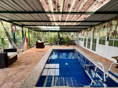 a swimming pool in the middle of a patio at Villa cuatro pisos el tramonto in Guatavita