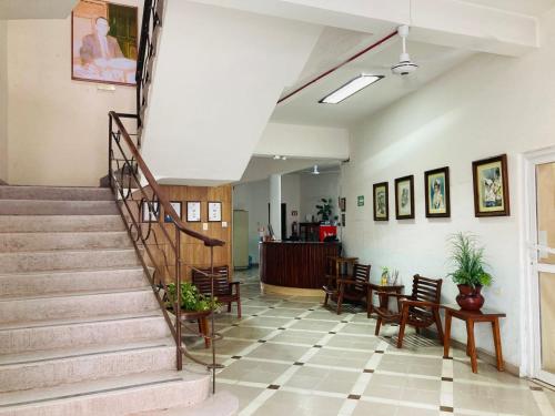 un vestíbulo de un edificio con escaleras y sillas en Hotel Rex Ciudad Valles en Ciudad Valles