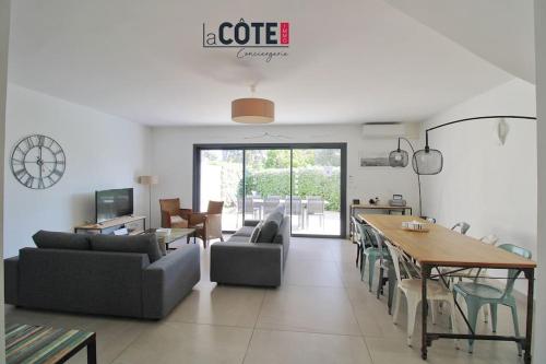 un salon avec un canapé, une table et des chaises dans l'établissement Villa Palazzo - 6 couchages, à Sausset-les-Pins