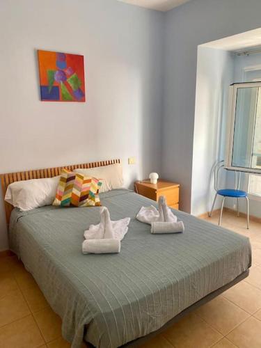 1 dormitorio con 1 cama con toallas en Placer Junto al Mar: Vívelo!, en Las Palmas de Gran Canaria
