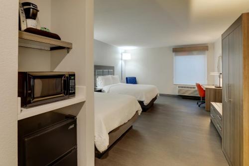 a hotel room with two beds and a microwave at Holiday Inn Express Lexington Southwest Nicholasville by IHG in Nicholasville