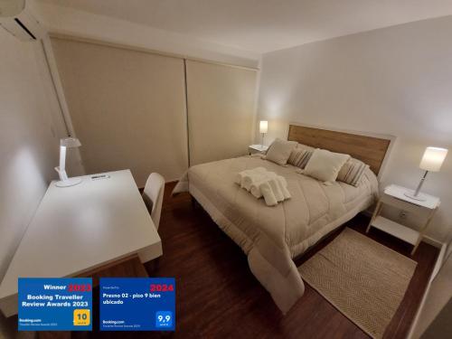 1 dormitorio con 1 cama y 1 mesa con 2 lámparas en PRESNO 01- piso 9 bien ubicado en Montevideo