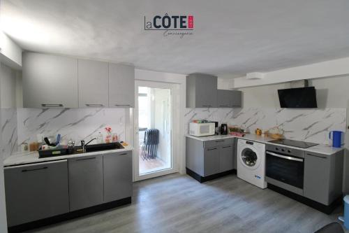 Il comprend une cuisine équipée d'une cuisinière et d'un lave-vaisselle. dans l'établissement Le moulin bas - 8 couchages, à Martigues