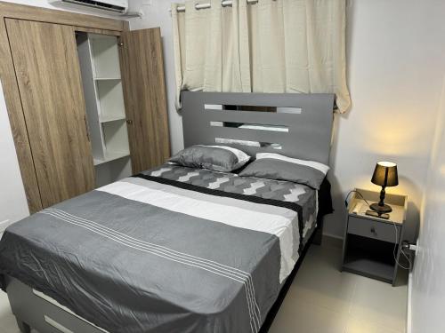 ein Schlafzimmer mit einem Bett in einem Zimmer mit einem Fenster in der Unterkunft Epic residences in Punta Cana