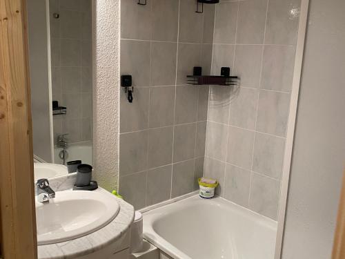 a bathroom with a white tub and a sink at Appartement Saint-François-Longchamp, 2 pièces, 5 personnes - FR-1-635-114 in Saint-François-Longchamp