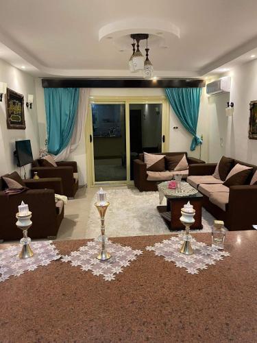 uma grande sala de estar com sofás e uma mesa em شقه مصيفيه شاطى الفردوس البيطاش em Alexandria