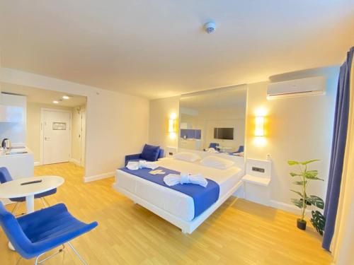 En eller flere senge i et værelse på Blue sea view blue orbi