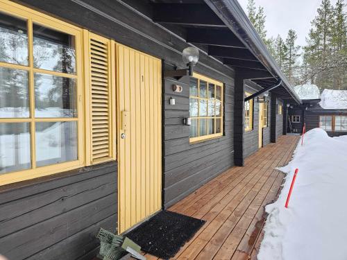 een veranda van een huis met sneeuw op de grond bij Luppoloma in Saariselkä