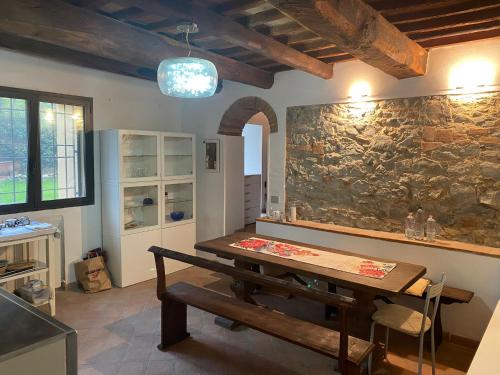 d'une salle à manger avec une table et un mur en pierre. dans l'établissement Impruneta Garden, à Impruneta