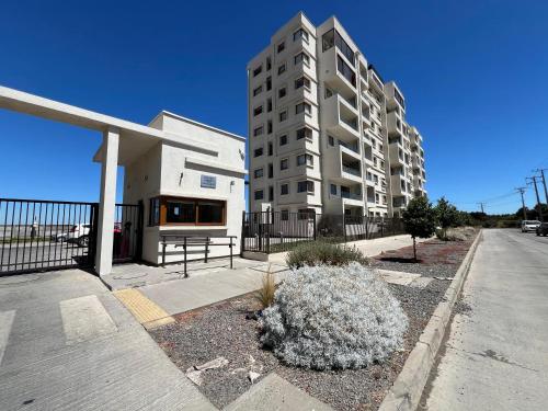 un gran edificio de apartamentos con un arbusto delante de él en Confortable Dpto 2D y 2 baños en Los Ángeles