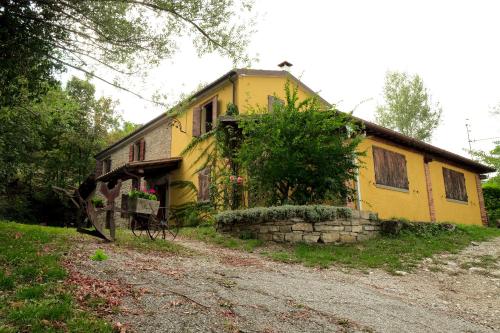 a yellow house on the side of a road at B&B Ca'del Gallo in Novafeltria