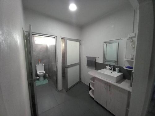 Drasa Homestay في لوتوكا: حمام مع حوض ومرحاض