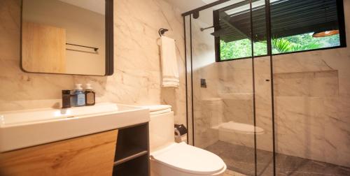 uma casa de banho com um WC, um lavatório e um chuveiro em Casa Madrid em Piedecuesta