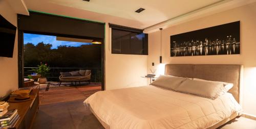 1 dormitorio con cama y ventana grande en Casa Madrid, en Piedecuesta