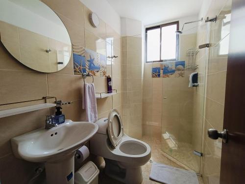 a bathroom with a sink and a toilet and a shower at El Rodadero Hermoso Apartamento a 50m de la playa ven descansa o trabajar in Gaira