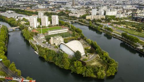 Luftblick auf eine Stadt mit Fluss in der Unterkunft Tiny Studio avec accès jardin au calme, accès métro 14 et 13 in Saint-Ouen