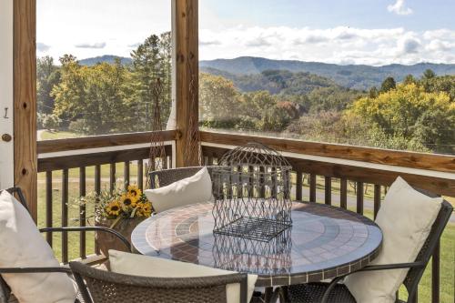 - une table et des chaises sur une terrasse couverte avec vue dans l'établissement -Mountain Views-Great location-Near DuPont and Pisgah Forest home, à Etowah