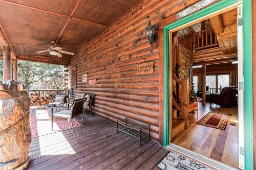 eine Blockhausveranda mit Glasschiebetür in der Unterkunft Vacation cabin in Lake Lure - Mirror Lake - great family space! W-Fi cabin in Lake Lure