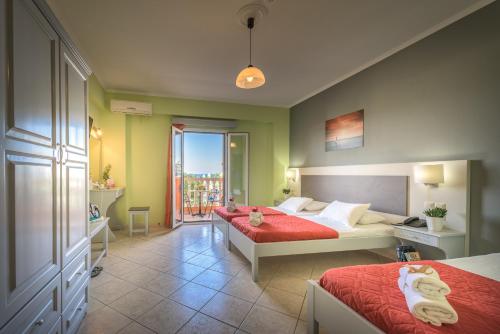 Postel nebo postele na pokoji v ubytování Anemona Beach Hotel