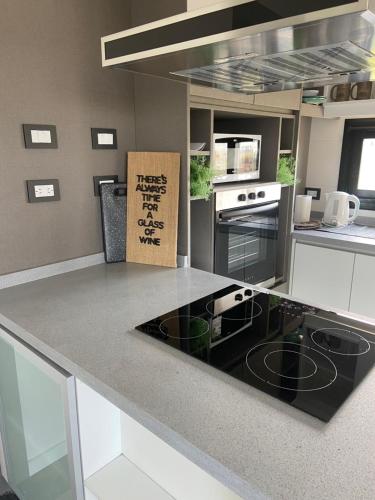 Costanera4 في سان نيكولاس دي لوس أرويوس: مطبخ مع كونتر توب عليه علامة