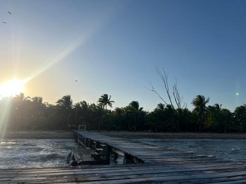 eine Holzbrücke über das Wasser am Strand in der Unterkunft Sabal Beach in Punta Gorda