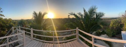 uma vista para o pôr-do-sol a partir de uma ponte de madeira em Sabal Beach em Punta Gorda