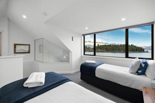 En eller flere senge i et værelse på Lodges 11 - Lake views and close to town