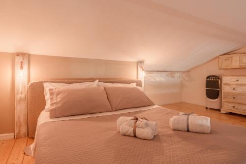 1 dormitorio con 1 cama grande y 2 toallas. en Casa La Rocca, en Olbia