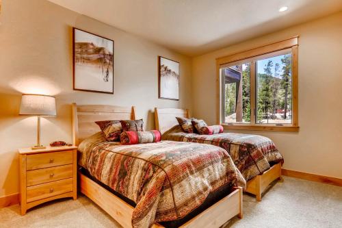 1 dormitorio con 2 camas y ventana en River Run Townhomes by Keystone Resort, en Keystone