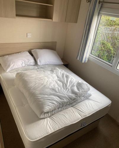 Tempat tidur dalam kamar di MaisieCaravan