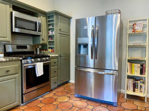 eine Küche mit einem großen Kühlschrank aus Edelstahl in der Unterkunft Apt2@EdenBrae - Walkable Southern Gothic Mansion in Birmingham