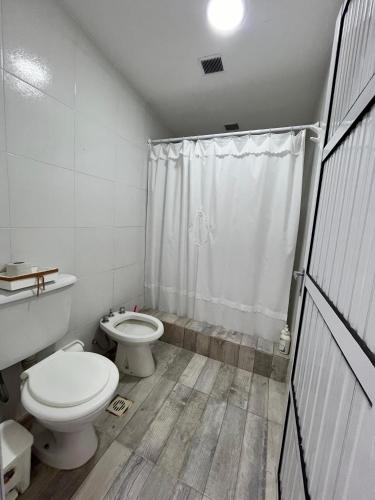 een badkamer met een toilet en een douche bij Del Estero in Santiago del Estero