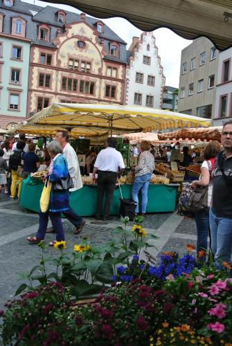 a group of people walking around an outdoor market at Ferienwohnung "Schön Wohnen in Mainz" in Mainz