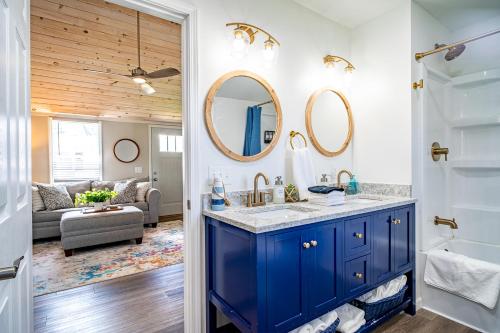 baño con tocador azul y sala de estar. en Renovated Retreat Home in Huron walking distance to beach, en Huron