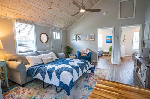 um quarto com uma cama, um sofá e uma televisão em Renovated Retreat Home in Huron walking distance to beach em Huron