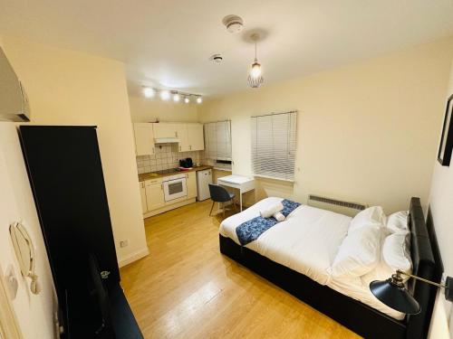 una camera con letto e cucina di Chic Urban Retreat a Londra
