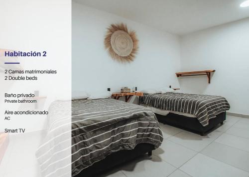 um quarto com duas camas num quarto em New La Manzanilla Paradise Vibrant Pool Home em La Manzanilla