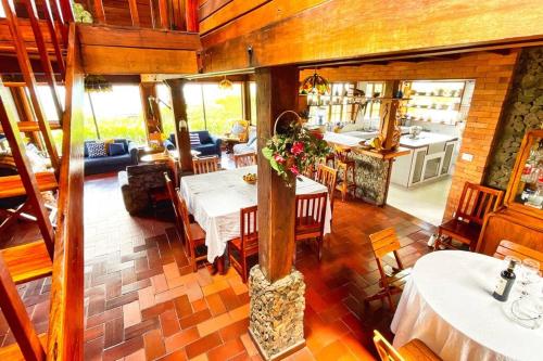 an overhead view of a dining room and kitchen with tables at Los de Arriba Hotel Cabaña familiar con piscina en Calima in Darién